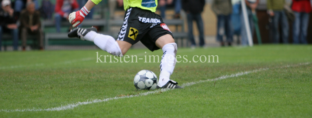 Fußball: Beine - Ball by kristen-images.com