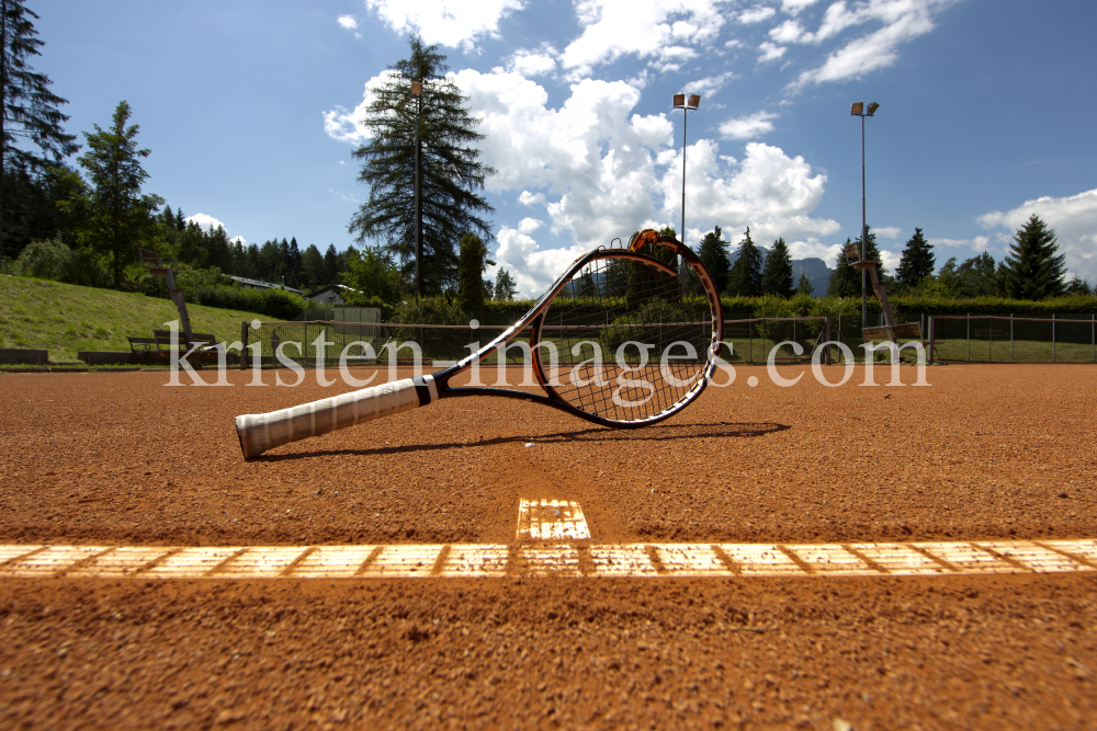 Tennisplatz / Tennisschläger / Parkclub Igls by kristen-images.com