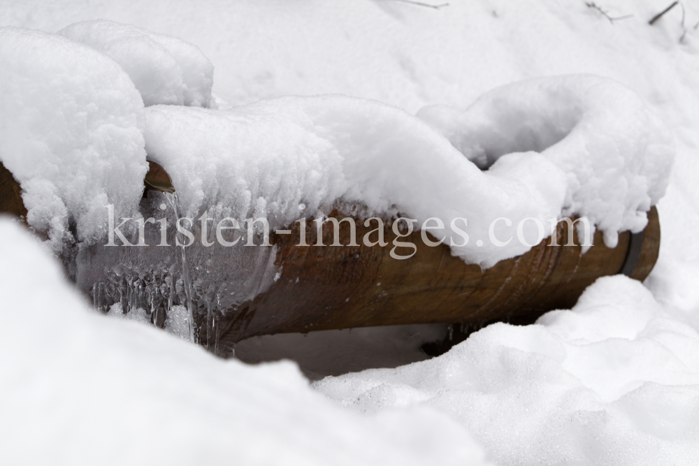 Brunnen in Igls im Winter / Quelle by kristen-images.com