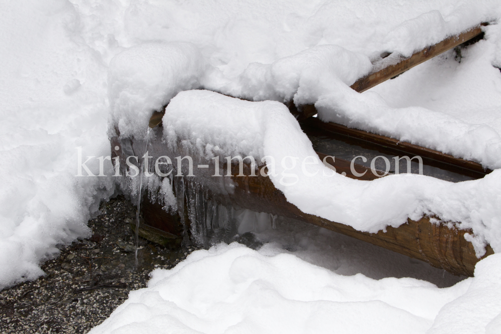 Brunnen in Igls im Winter / Quelle by kristen-images.com