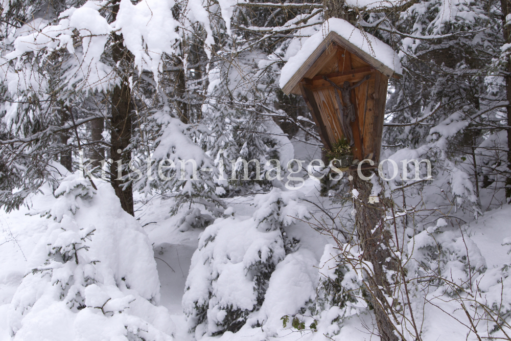 Kreuz in Igls im Winter by kristen-images.com