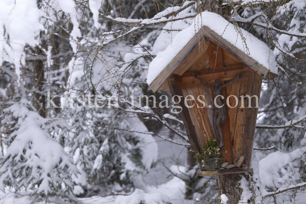Kreuz in Igls im Winter by kristen-images.com