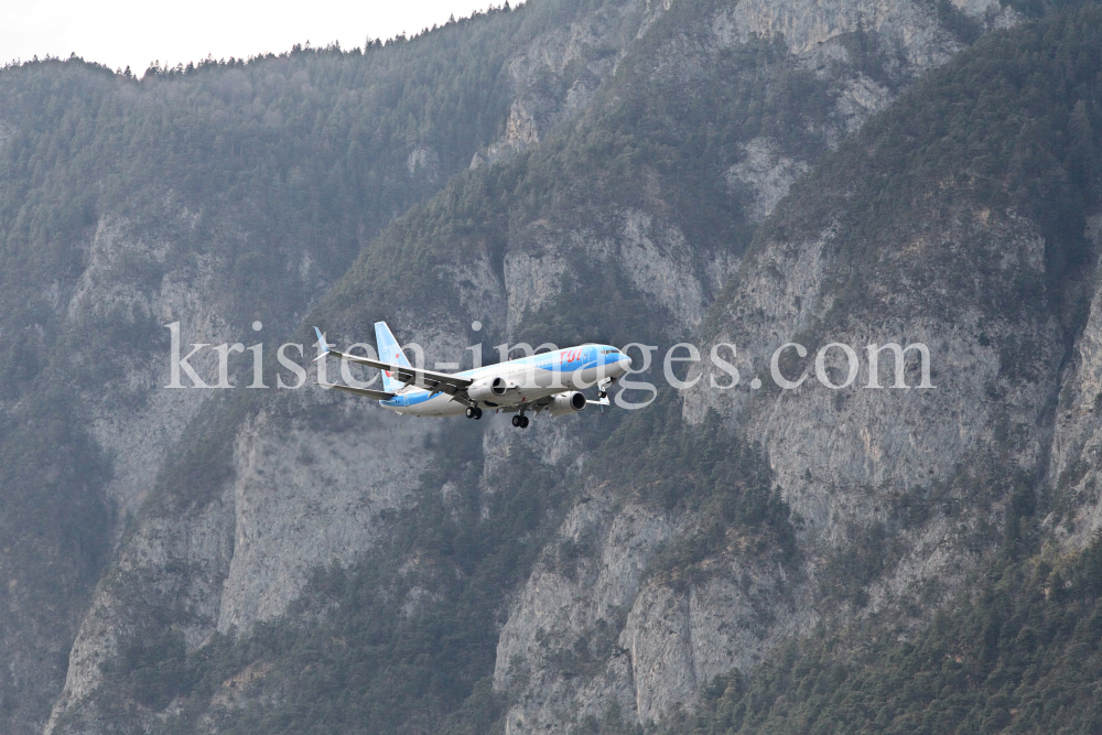 TUI Flugzeug / Landeanflug Innsbruck by kristen-images.com