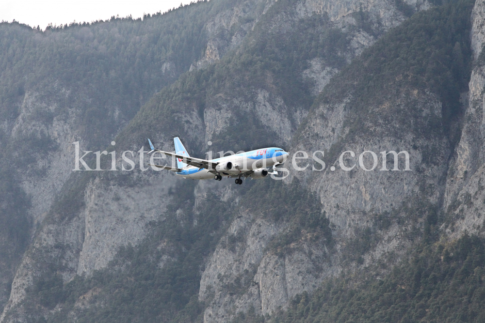 TUI Flugzeug / Landeanflug Innsbruck by kristen-images.com