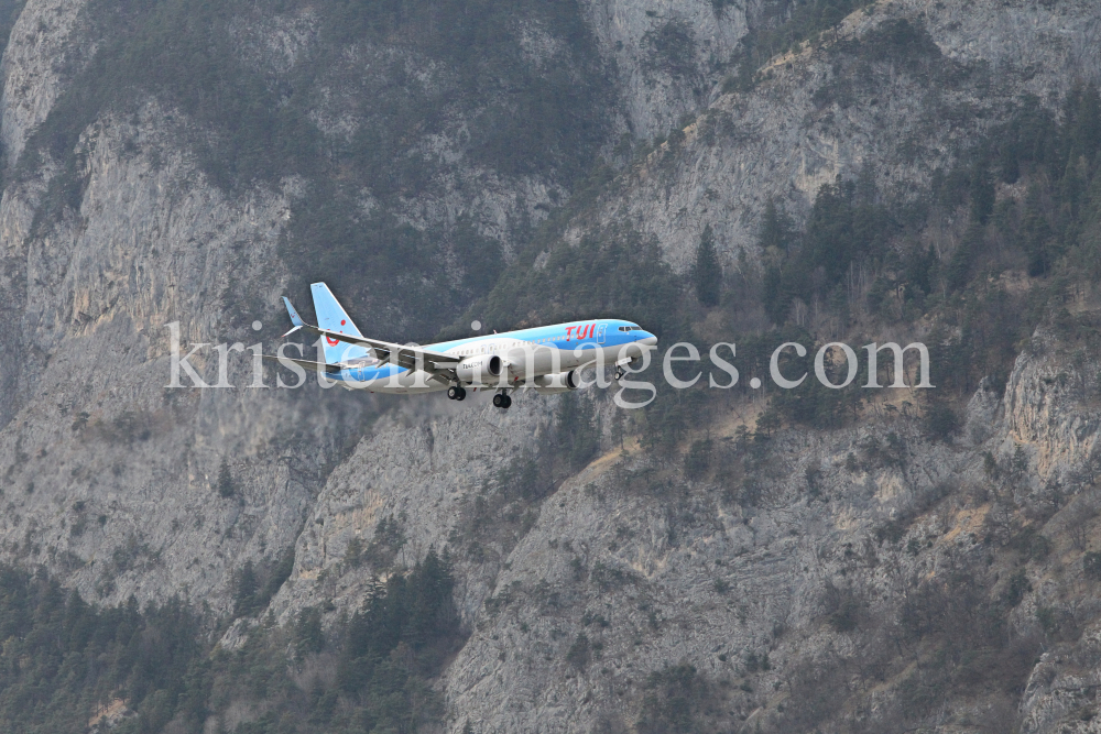 TUI Flugzeug / Landeanflug Innsbruck by kristen-images.com