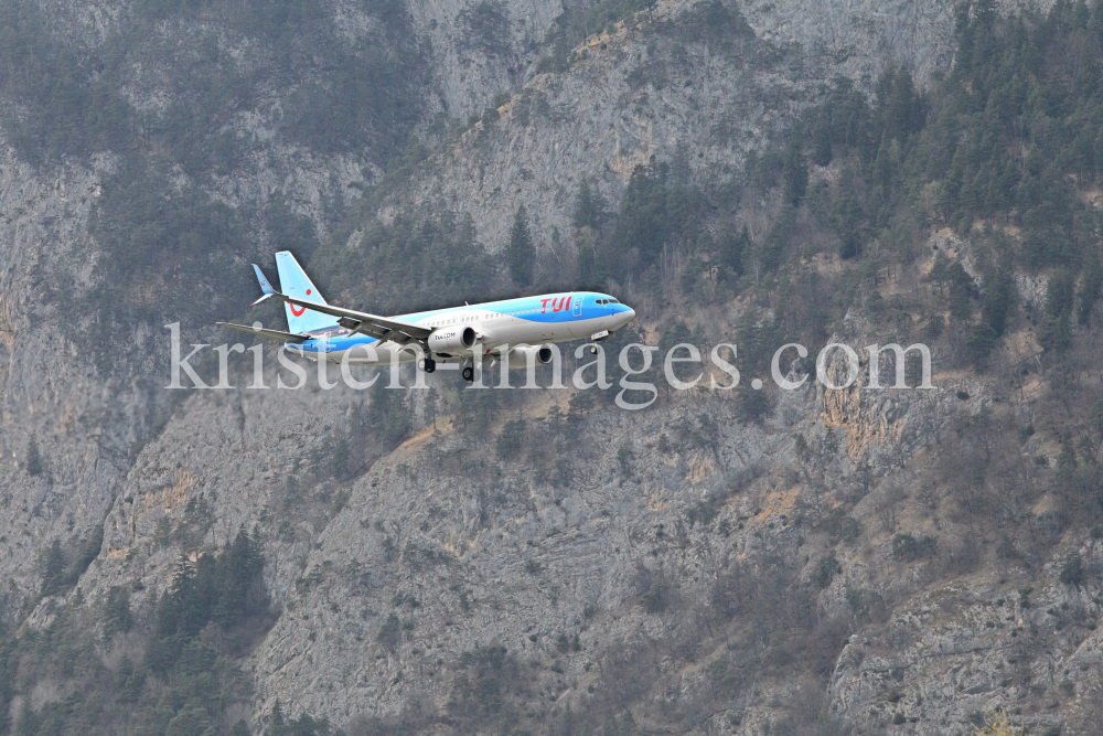 TUI Flugzeug / Landeanflug Innsbruck by kristen-images.com