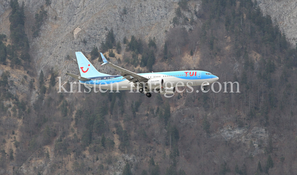 TUI Flugzeug / Landeanflug Innsbruck by kristen-images.com