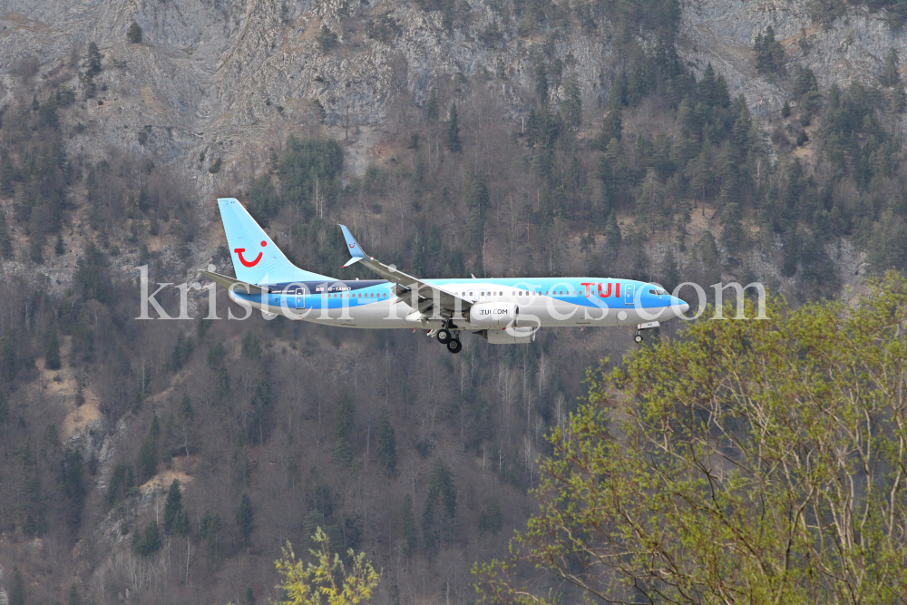 TUI Flugzeug / Landeanflug Innsbruck by kristen-images.com