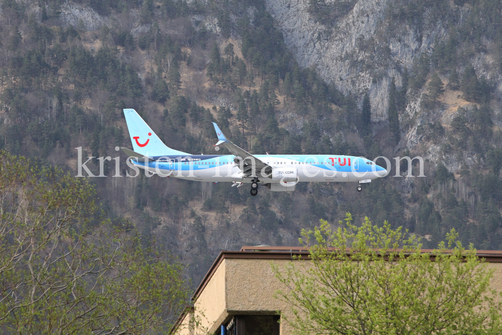 TUI Flugzeug / Landeanflug Innsbruck by kristen-images.com