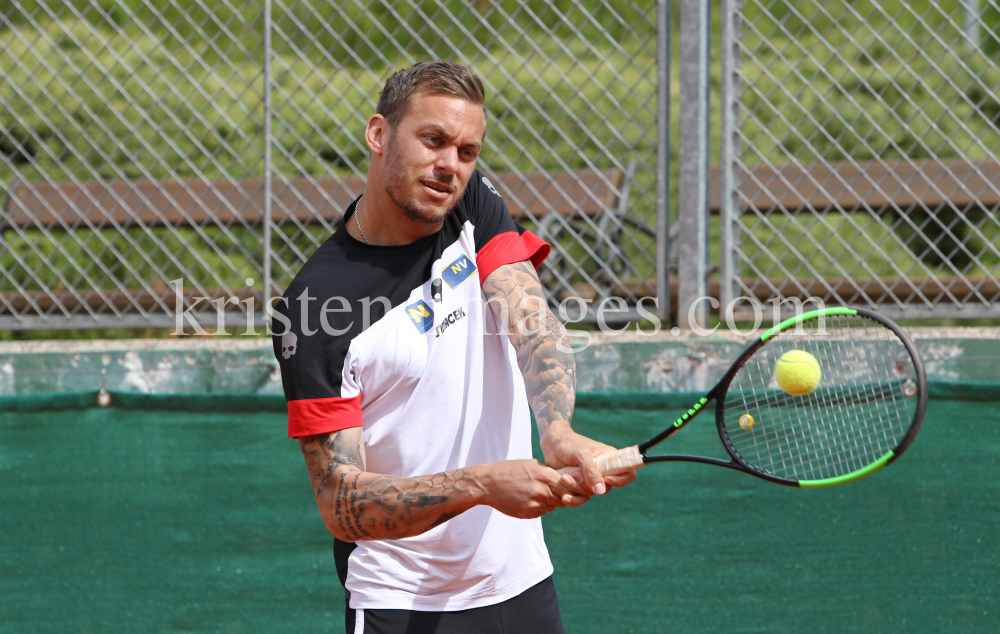 Beat Feuz - Andreas Haider-Maurer / Tennis / Training by kristen-images.com