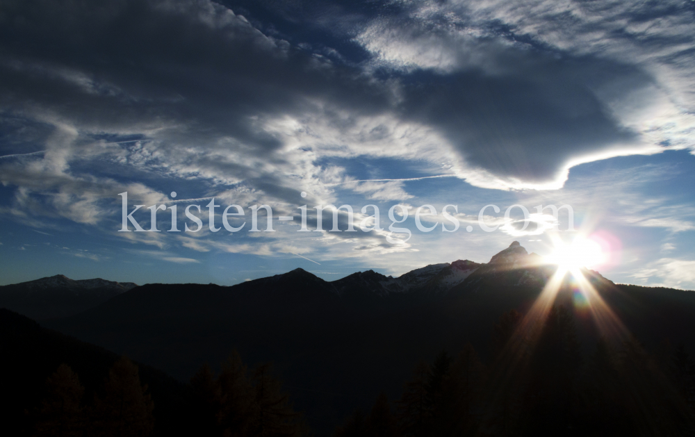 Sonnenuntergang in den Alpen  by kristen-images.com
