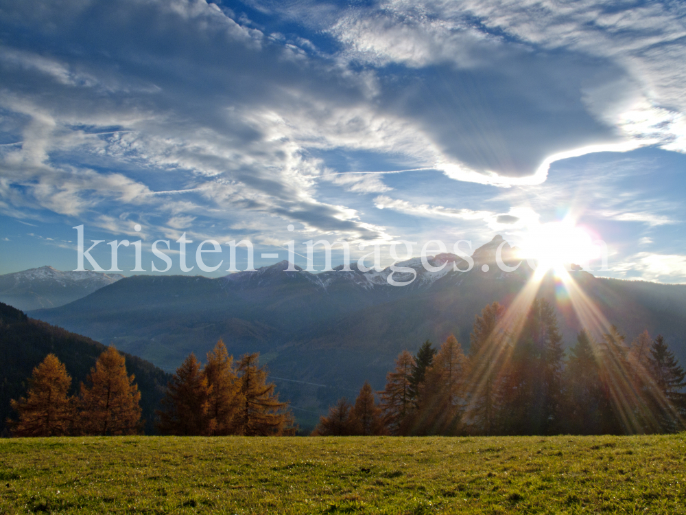 Sonnenuntergang in den Alpen by kristen-images.com