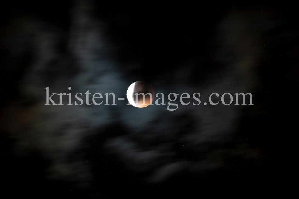 Mondfinsternis / Blutmond / Innsbruck by kristen-images.com