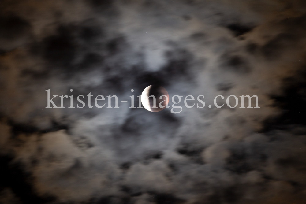 Mondfinsternis / Blutmond / Innsbruck by kristen-images.com