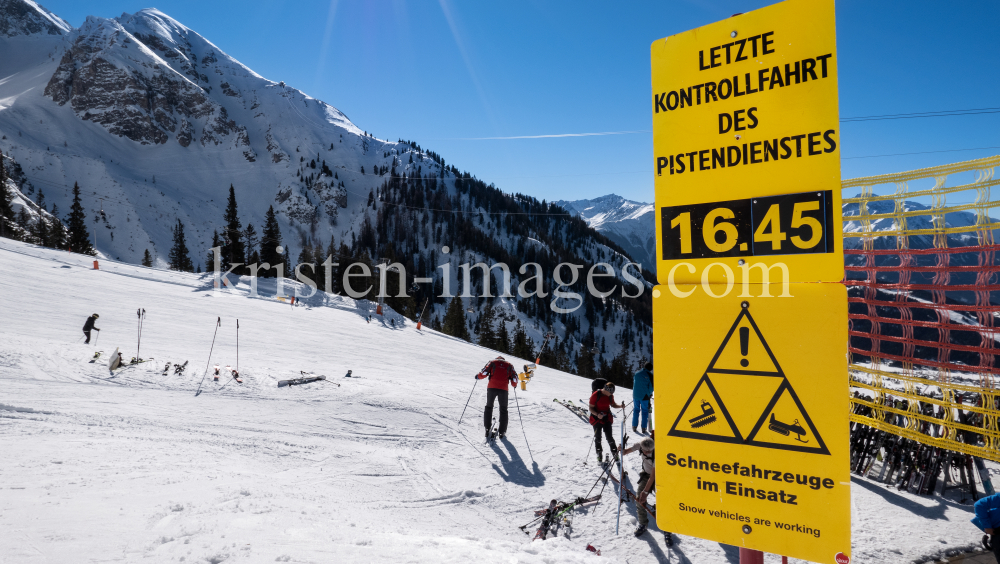 Skigebiet Rosshütte Seefeld, Tirol / Hinweisschild, Warntafel by kristen-images.com