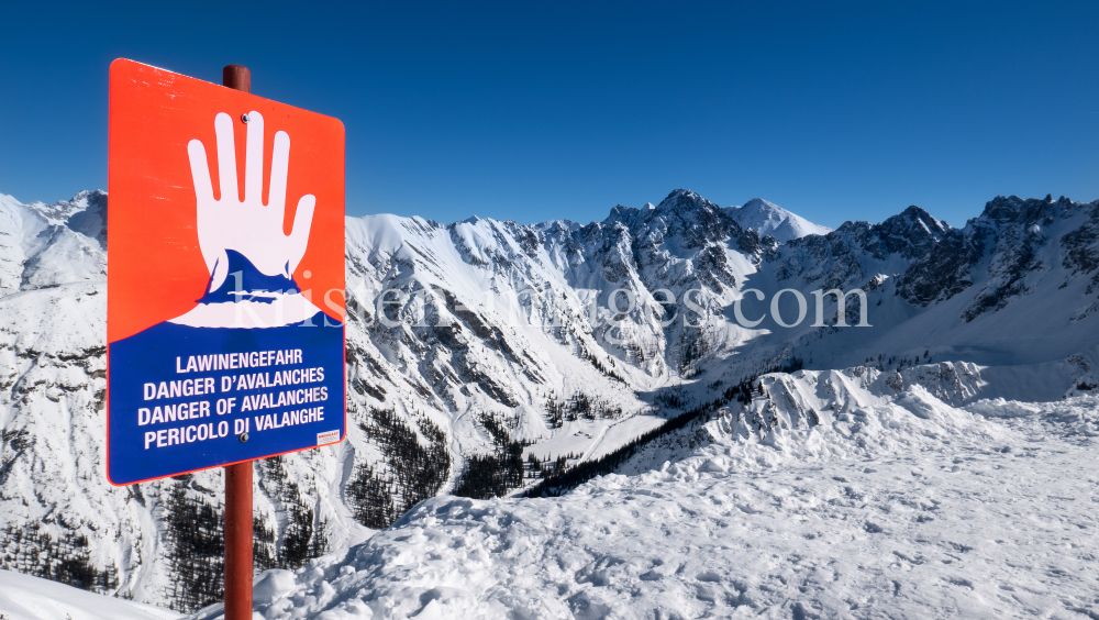 Skigebiet Rosshütte Seefeld, Tirol / Warntafel Lawinengefahr by kristen-images.com