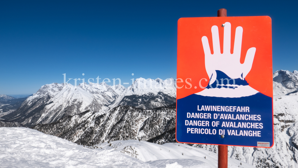 Skigebiet Rosshütte Seefeld, Tirol / Warntafel Lawinengefahr by kristen-images.com