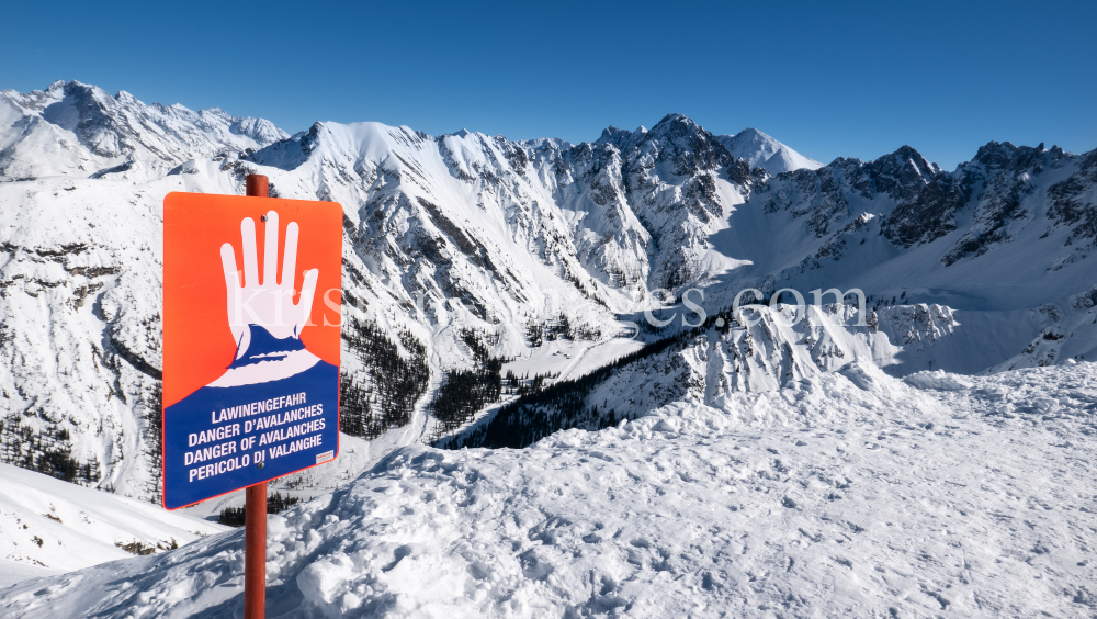 Skigebiet Rosshütte Seefeld, Tirol / Warntafel Lawinengefahr by kristen-images.com