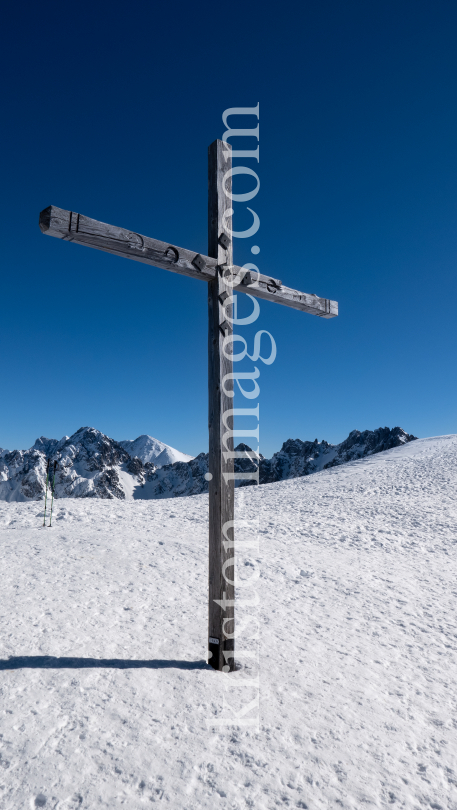 Skigebiet Rosshütte Seefeld, Tirol / Gipfelkreuz by kristen-images.com