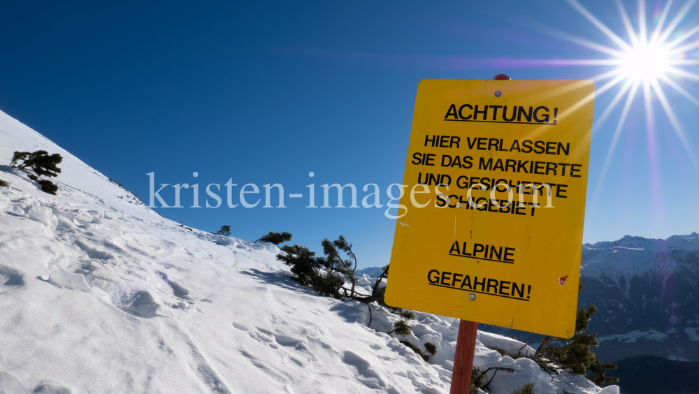 Skigebiet Rosshütte Seefeld, Tirol / Hinweisschild, Warntafel by kristen-images.com