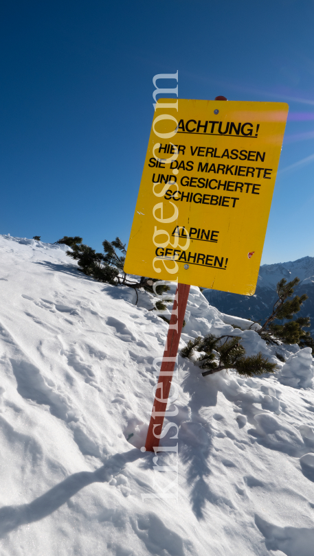 Skigebiet Rosshütte Seefeld, Tirol / Hinweisschild, Warntafel by kristen-images.com