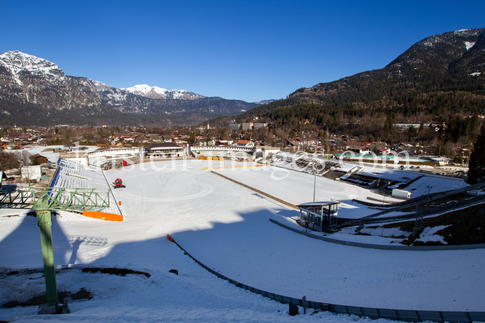 Skisprungschanze / Garmisch-Partenkirchen by kristen-images.com