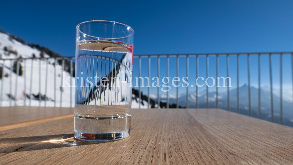 Glas Wasser, Mineralwasser by kristen-images.com