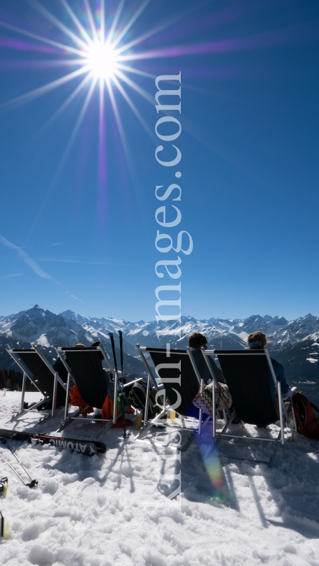 Sonnenliegen im Winter by kristen-images.com