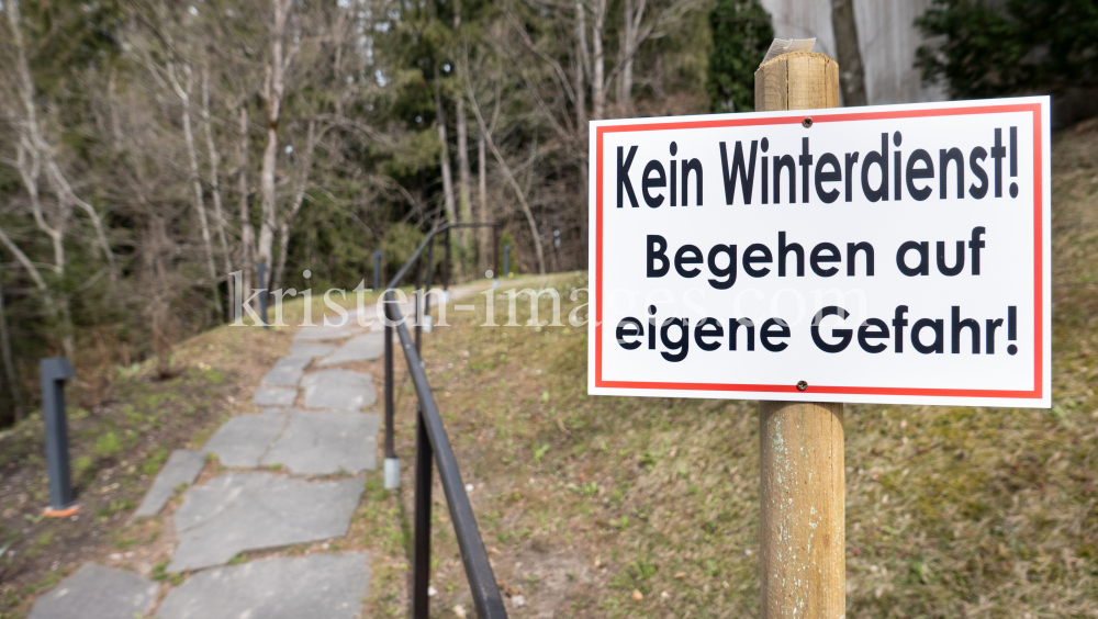 Hinweisschild / Kein Winterdienst! by kristen-images.com