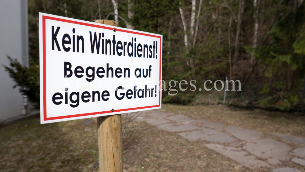 Hinweisschild / Kein Winterdienst! by kristen-images.com