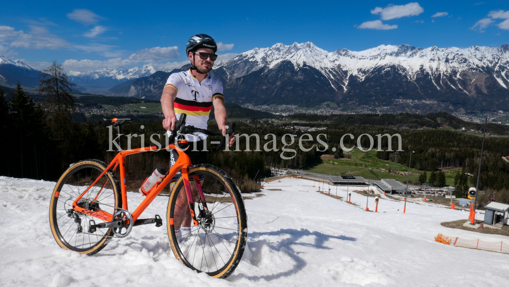 Rennradfahrer am Patscherkofel im Schnee, Tirol, Austria by kristen-images.com