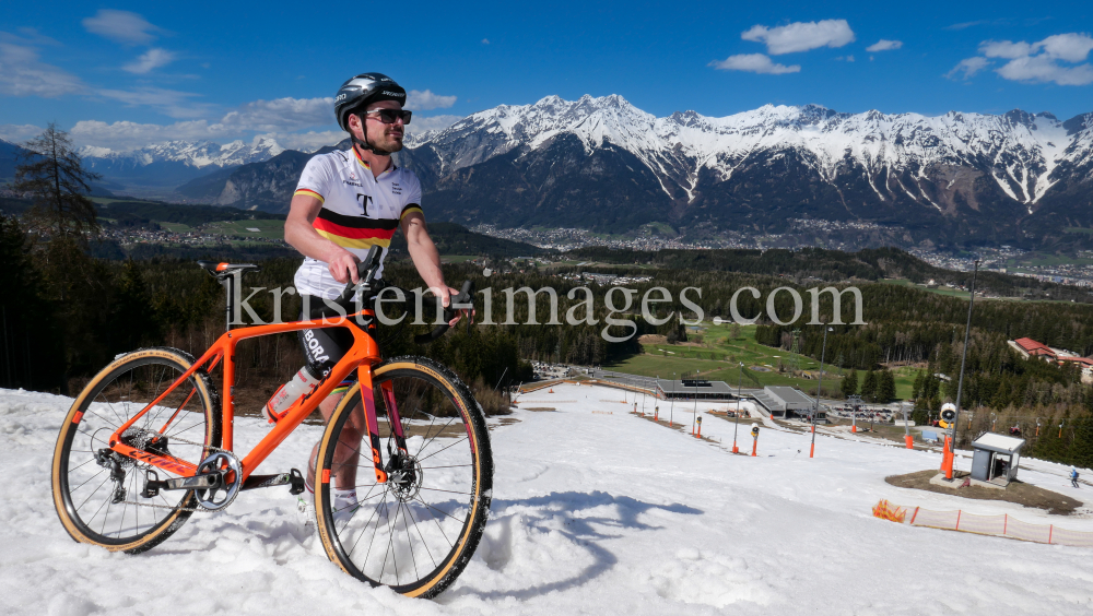 Rennradfahrer am Patscherkofel im Schnee, Tirol, Austria by kristen-images.com