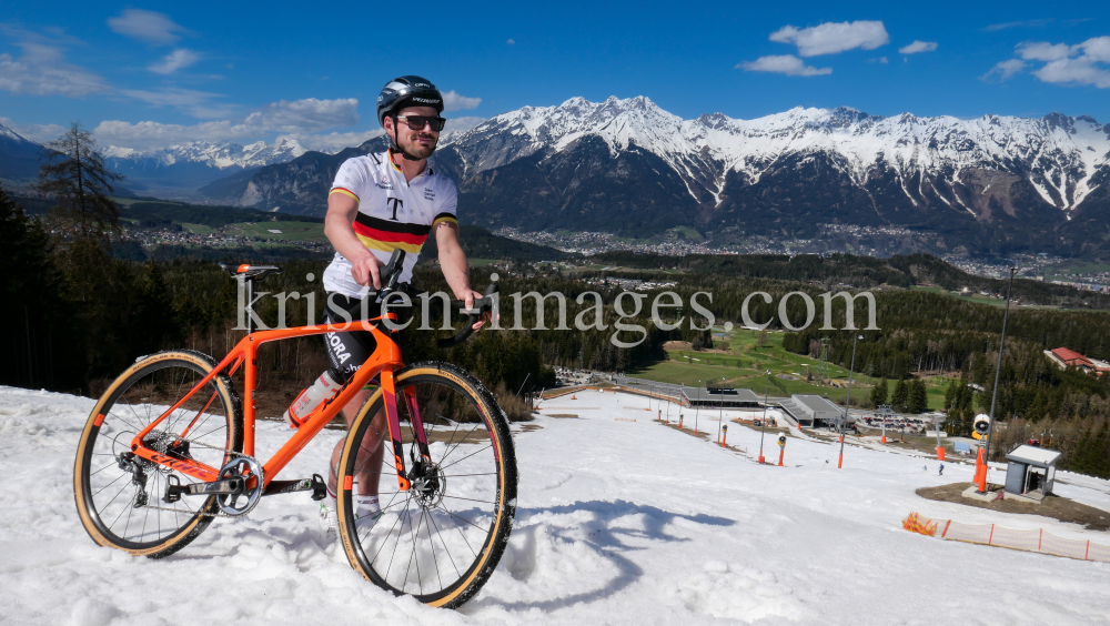 Rennradfahrer am Patscherkofel im Schnee, Tirol, Austria by kristen-images.com