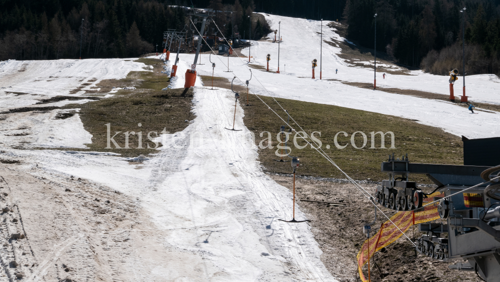 Skipiste im Frühjahr am Patscherkofel, Tirol, Austria by kristen-images.com