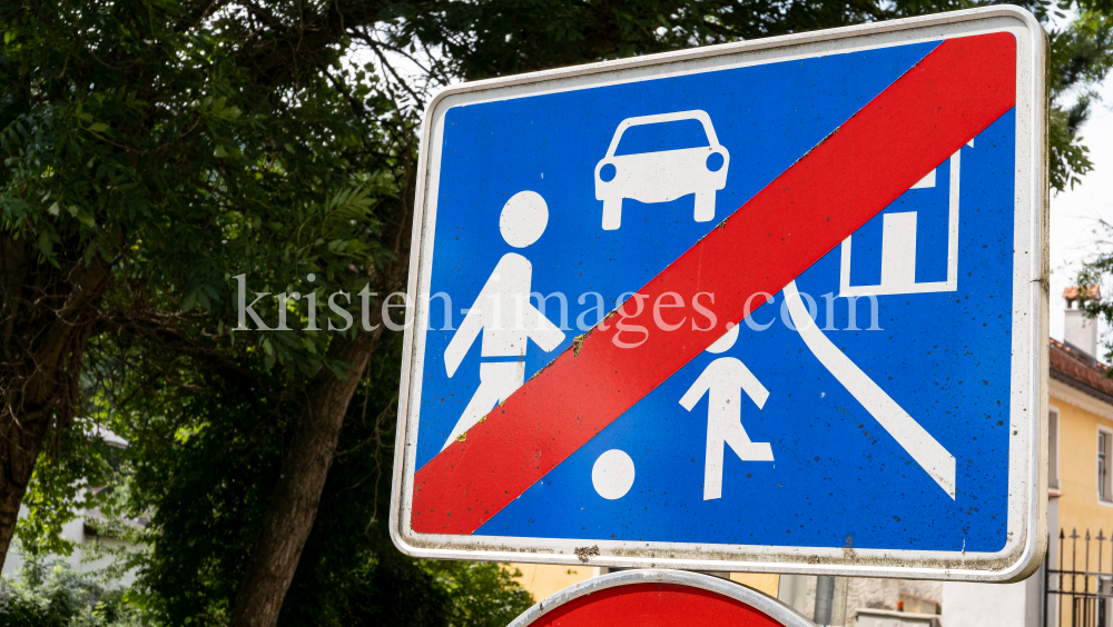 Verkehrsschild: Ende verkehrsberuhigter Bereich / Spielstraße by kristen-images.com