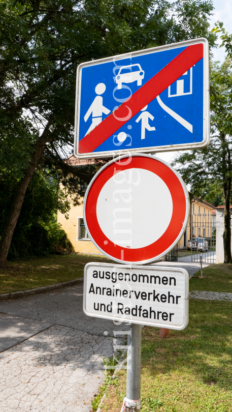Verkehrsschild: Ende verkehrsberuhigter Bereich / Spielstraße / Fahrverbot by kristen-images.com