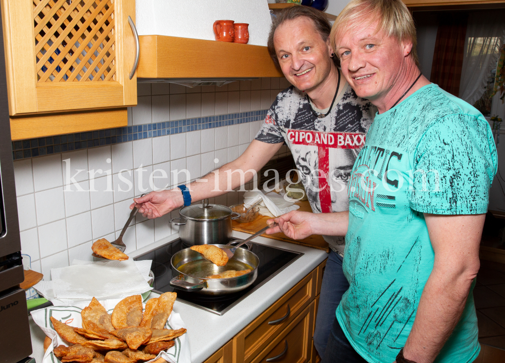 Mario und Christoph kochen / Innsbruck, Tirol, Austria by kristen-images.com