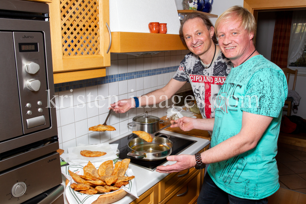 Mario und Christoph kochen / Innsbruck, Tirol, Austria by kristen-images.com