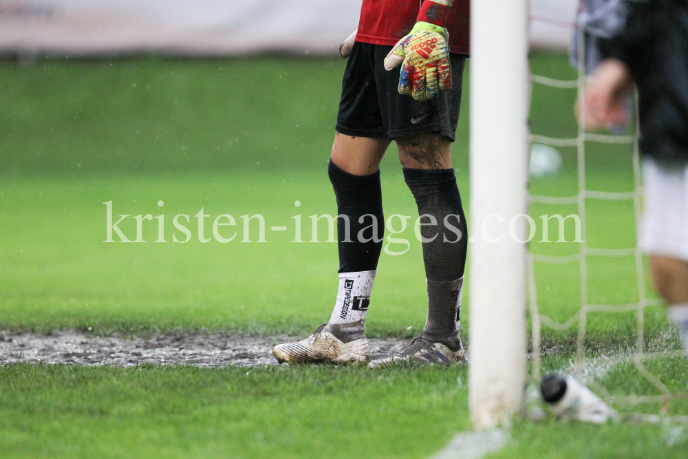 Fußballer im Regen  by kristen-images.com
