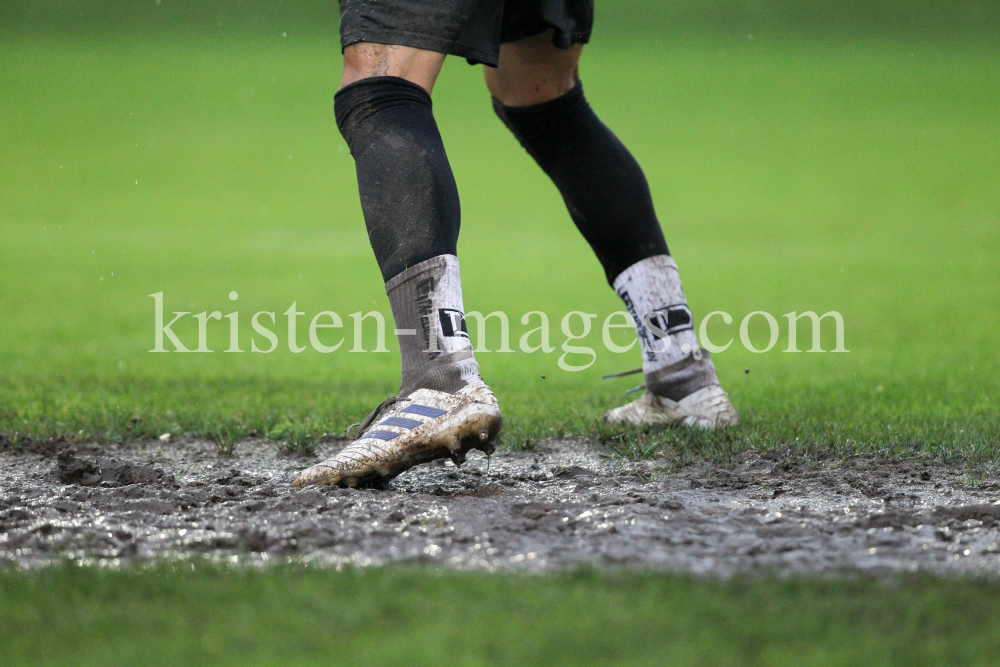 Fußballer im Regen  by kristen-images.com