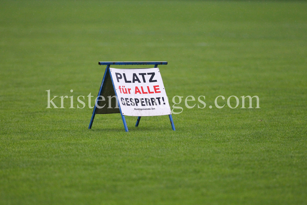 Fußballplatz gesperrt by kristen-images.com