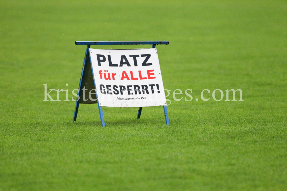 Fußballplatz gesperrt by kristen-images.com