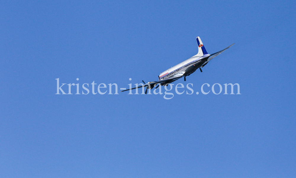 Flugzeug Douglas DC-6B von den Flying Bulls, Red Bull by kristen-images.com