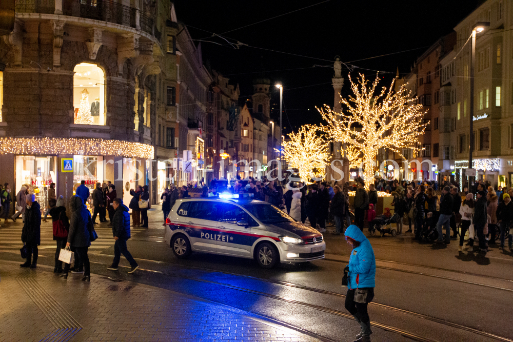 Polizeiauto mit Blaulicht in der Maria-Theresien-Straße, Innsbruck by kristen-images.com