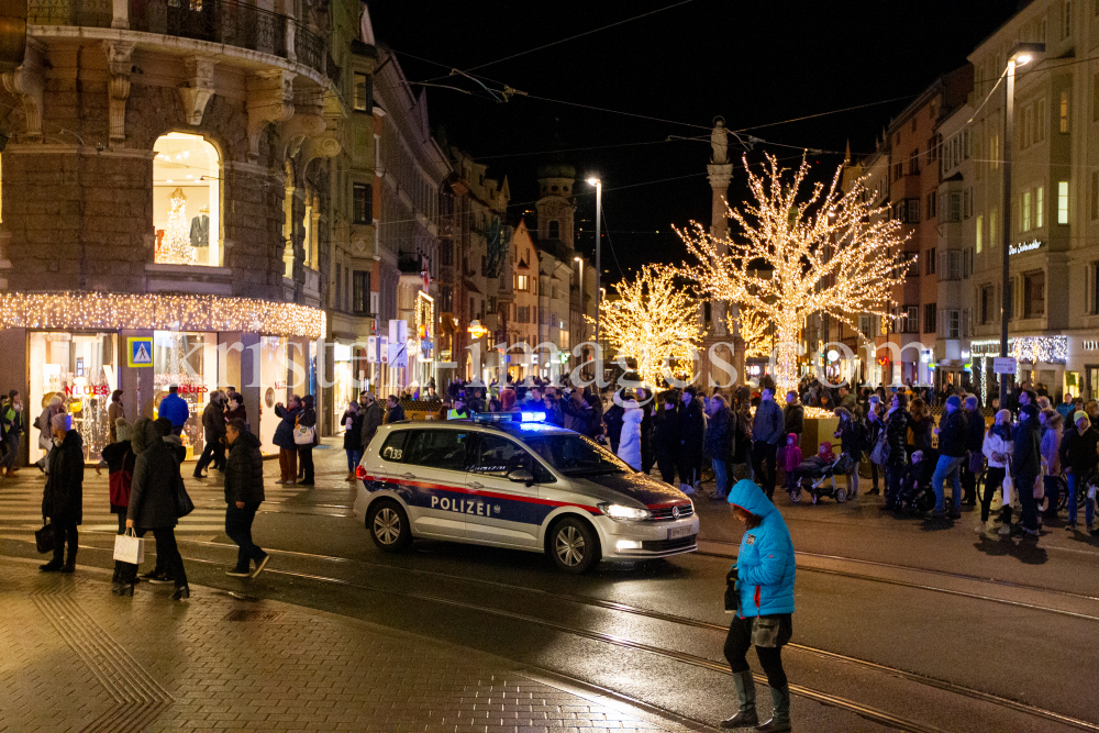 Polizeiauto mit Blaulicht in der Maria-Theresien-Straße, Innsbruck by kristen-images.com