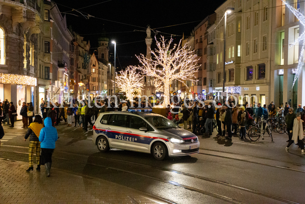 Polizeiauto mit Blaulicht in der Maria-Theresien-Straße, Innsbruck by kristen-images.com