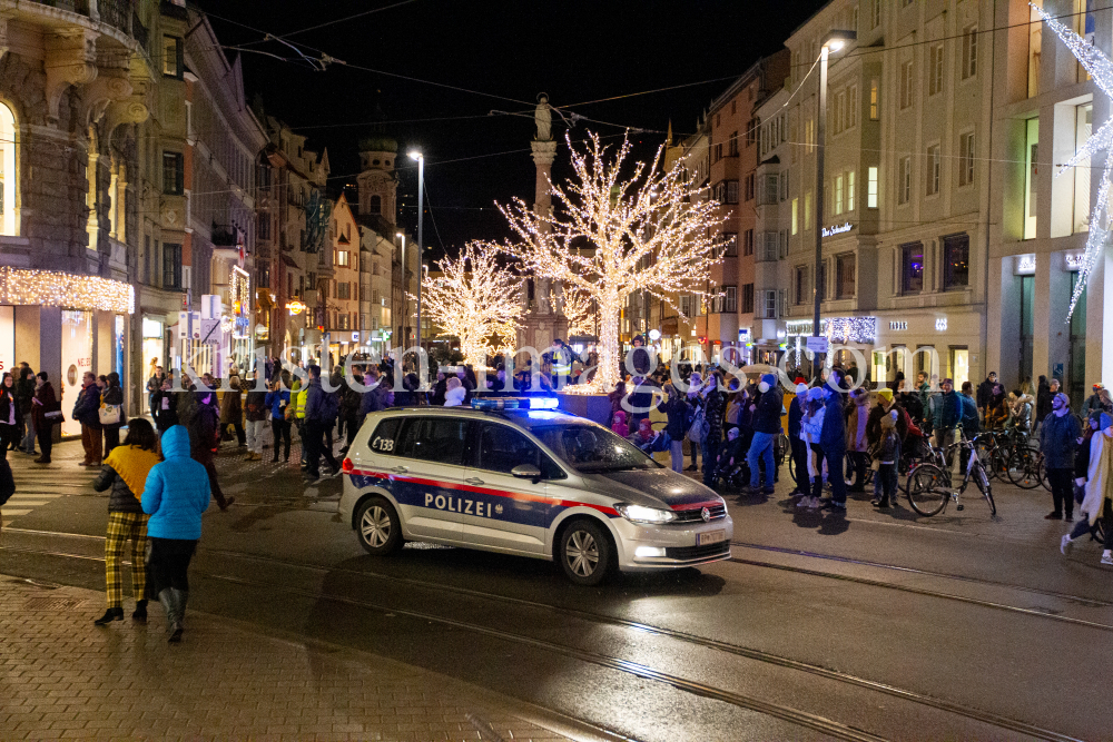 Polizeiauto mit Blaulicht in der Maria-Theresien-Straße, Innsbruck by kristen-images.com