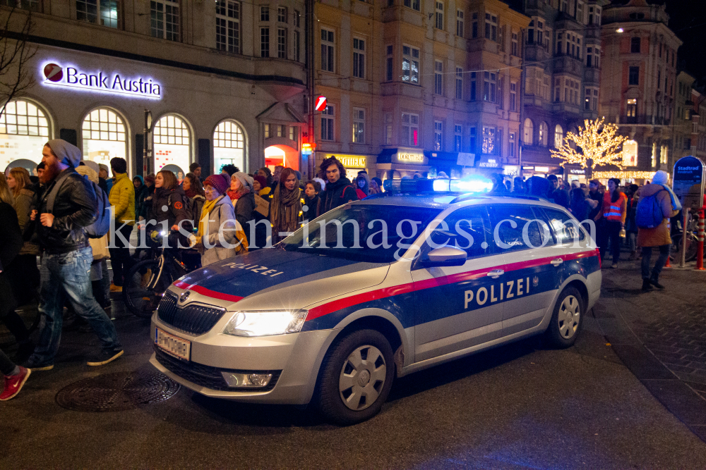 Polizeiauto mit Blaulicht in der Maria-Theresien-Straße, Innsbruck by kristen-images.com