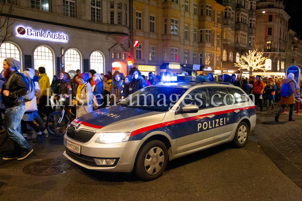 Polizeiauto mit Blaulicht in der Maria-Theresien-Straße, Innsbruck by kristen-images.com