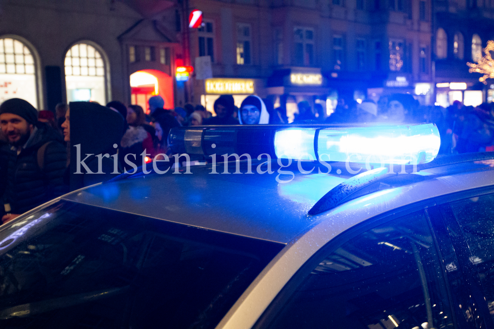 Polizeiauto mit Blaulicht in der Maria-Theresien-Straße, Innsbruck by kristen-images.com